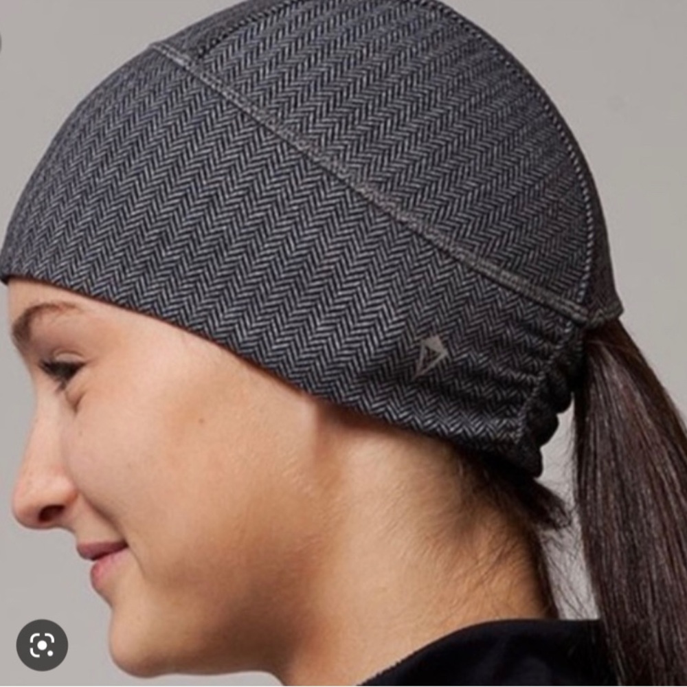 Ivivva by Lululemon reversible toque with ponytail hole grey and black size xs.